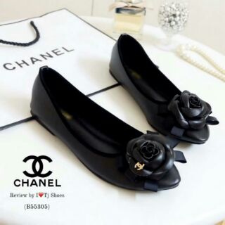 Chanel ประดับดอกคามิเลีย