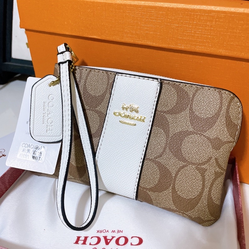 new-coach-คล้องมือ-1-ซิป-s-รุ่น-corner-zip-wristlet-in-signature-canvas-f58035-khaki