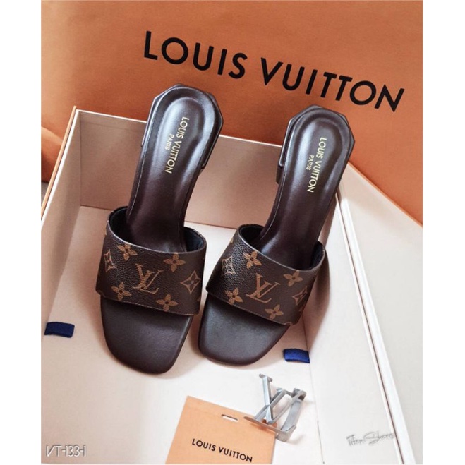 ราคาและรีวิวพร้อมส่ง รองเท้า LV ส้นสูงหลุยส์ 2นิ้ว ส้นหกเหลี่ยม พื้นนุ่ม หนังนิ่ม ปั้มแบรนด์ Louis Vuitton  cb681