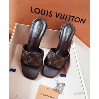 ภาพขนาดย่อของสินค้าพร้อมส่ง รองเท้า LV ส้นสูงหลุยส์ 2นิ้ว ส้นหกเหลี่ยม พื้นนุ่ม หนังนิ่ม ปั้มแบรนด์ Louis Vuitton  cb681