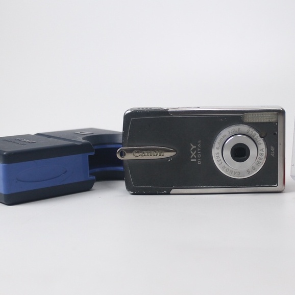 デジタルカメラ Canon IXY DIGITAL L2 IXY DIGITAL L2は単焦点レンズにCCDセンサーでスタイリッシュな