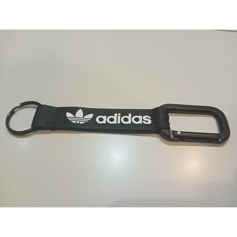 ภาพหน้าปกสินค้าพวงกุญแจตะขอผ้า Adidas จากร้าน the_jamuto บน Shopee