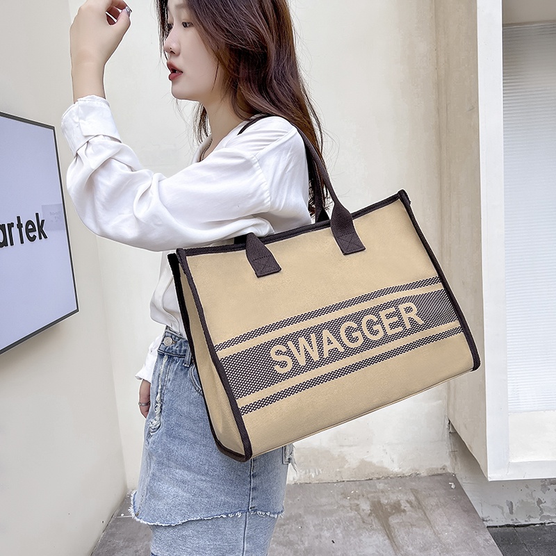 ภาพหน้าปกสินค้ากระเป๋าสะพาย กระเป๋าถือ กระเป๋าผู้หญิง SWAGGER(GC-110) จากร้าน swagger บน Shopee