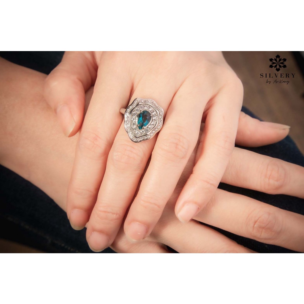silvery-by-ar-kang-แหวนเงินแท้-ประดับด้วยพลอย-london-blue-topaz-และล้อมรอบด้วย-white-zircon