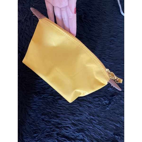 กระเป๋ามือสอง-ใบเล็ก-กระเป๋าใส่เครื่องสำอางค์-สีเหลือง