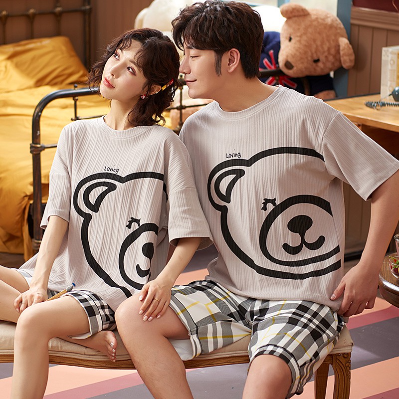 ภาพหน้าปกสินค้าชุดนอนคู่รักลายการ์ตูนน่ารักแขนสั้นและกางเกงขาสั้นสไตล์สบาย ๆ ของเกาหลีใต้