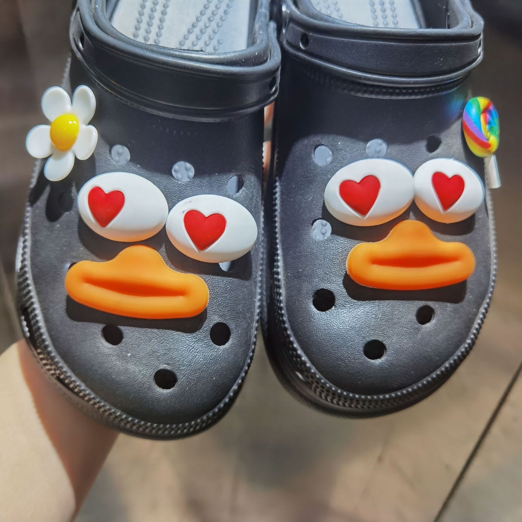 การ์ตูนเป็ดอมยิ้ม-crocs-ชุดเสน่ห์ดอกทานตะวัน-croc-jibbits-โซ่ดอกทานตะวันรองเท้า-charms-pins-heart-eye-jibitz-สําหรับเด็กรองเท้าอุปกรณ์เสริมตกแต่ง