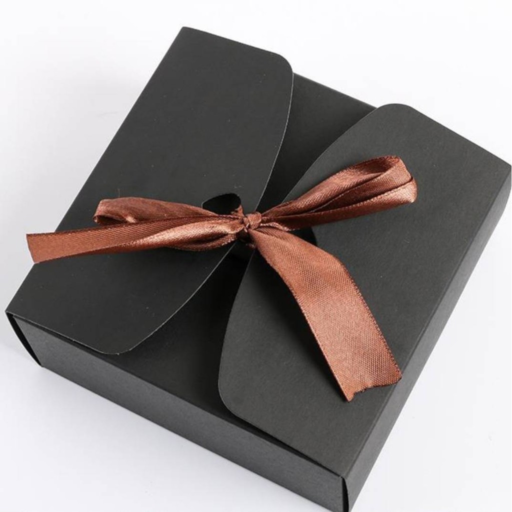 ภาพหน้าปกสินค้า(รหัส PQ04-06) กล่องของขวัญ ผูกโบว์ กล่องจัดเบรค กล่องใส่ขนม จากร้าน wika_nanashop บน Shopee