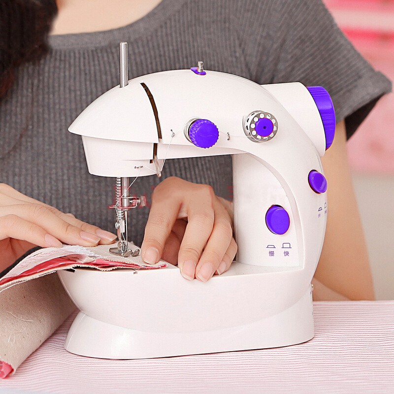 ภาพหน้าปกสินค้าจักรเย็บผ้า ไฟฟ้า มินิ ขนาดพกพา Mini Sewing Machine จักรเย็บผ้าขนาดเล็ก พกพาสะดวก (สีม่วง)