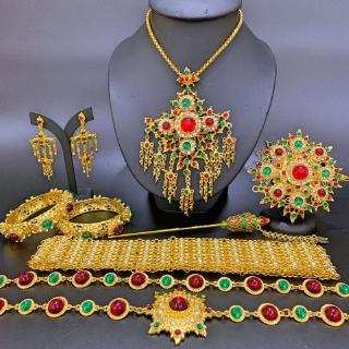 ภาพหน้าปกสินค้าVintage jewelry เครื่องประดับชุดไทย สร้อยคอสีทอง ครบเซทพลอยหลายสี ที่เกี่ยวข้อง