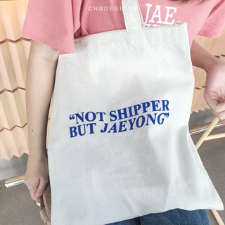 ภาพหน้าปกสินค้าTOTE BAG กระเป๋าผ้า  - NOT SHIPPER BUT ??? ได้ทุกคู่ชิปบนโลก #NCT #WAYV #AESPA #BTS #BLACKPINK #SNSD #ENHYPHEN ที่เกี่ยวข้อง