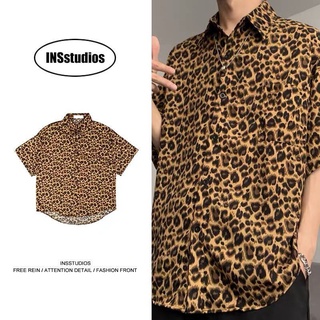 【เสื้อผ้า DM】เสื้อหล่อชายฮาราจูกุพอร์ตแฟชั่นแบรนด์ฤดูร้อนบุคลิกภาพย้อนยุคถนนเสือดาวคู่หลวมด้านบนM-3XL