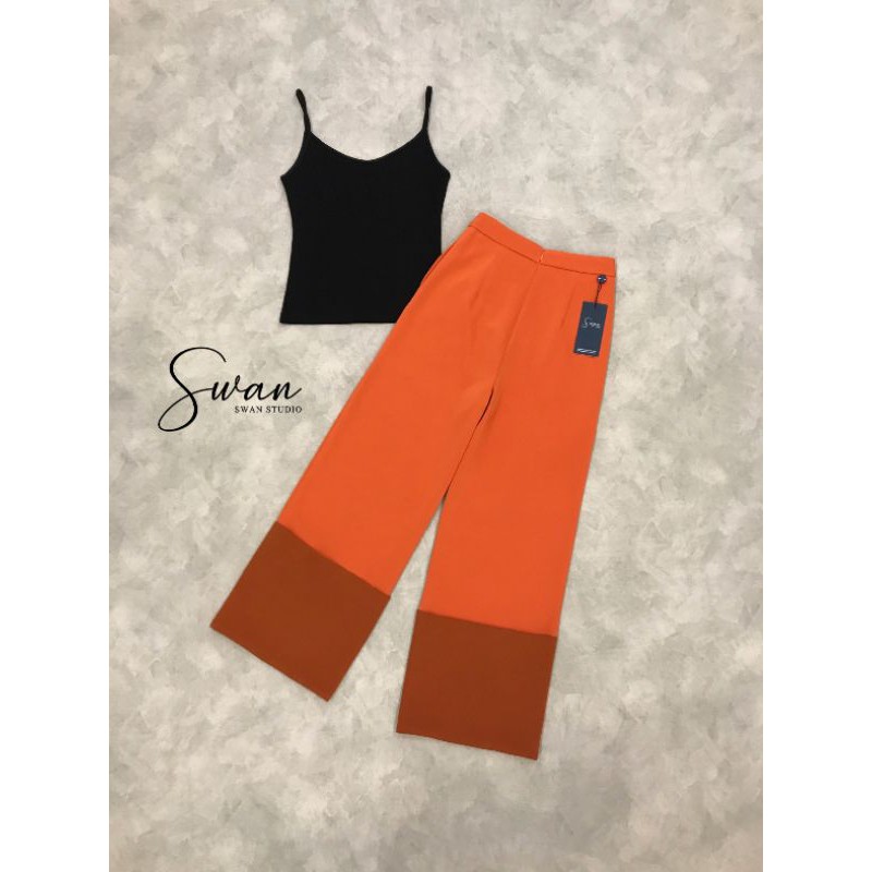 swan-studio-เซทเสื้อสายเดี่ยวสีดำ-ผ้ายืดมากับกางเกงขายาวสีส้ม