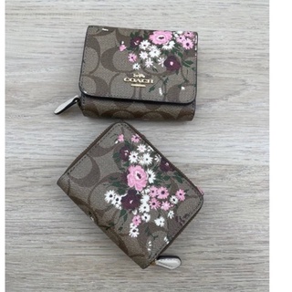 กระเป๋าสตางค์ Coach Small Signature Trifold 6864 Wallet In Khaki Multi ลายซี สีน้ำตาล พิมพ์ลายดอกไม้ 3 พับ