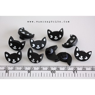 กระดุมไม้ กระดุมตกแต่ง Handmade DIY พิมพ์ลาย รูปแมวสีดำ แป้นเย็บด้านหลัง ขนาด 20 x 15 มม. แพคละ 10 ชิ้น (รหัส bao0031)