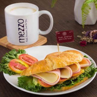 ภาพขนาดย่อของภาพหน้าปกสินค้าMezzo Hot/Iced Drink(R) + Croissant Sandwich 1 ชุด จากร้าน mezzo_official บน Shopee