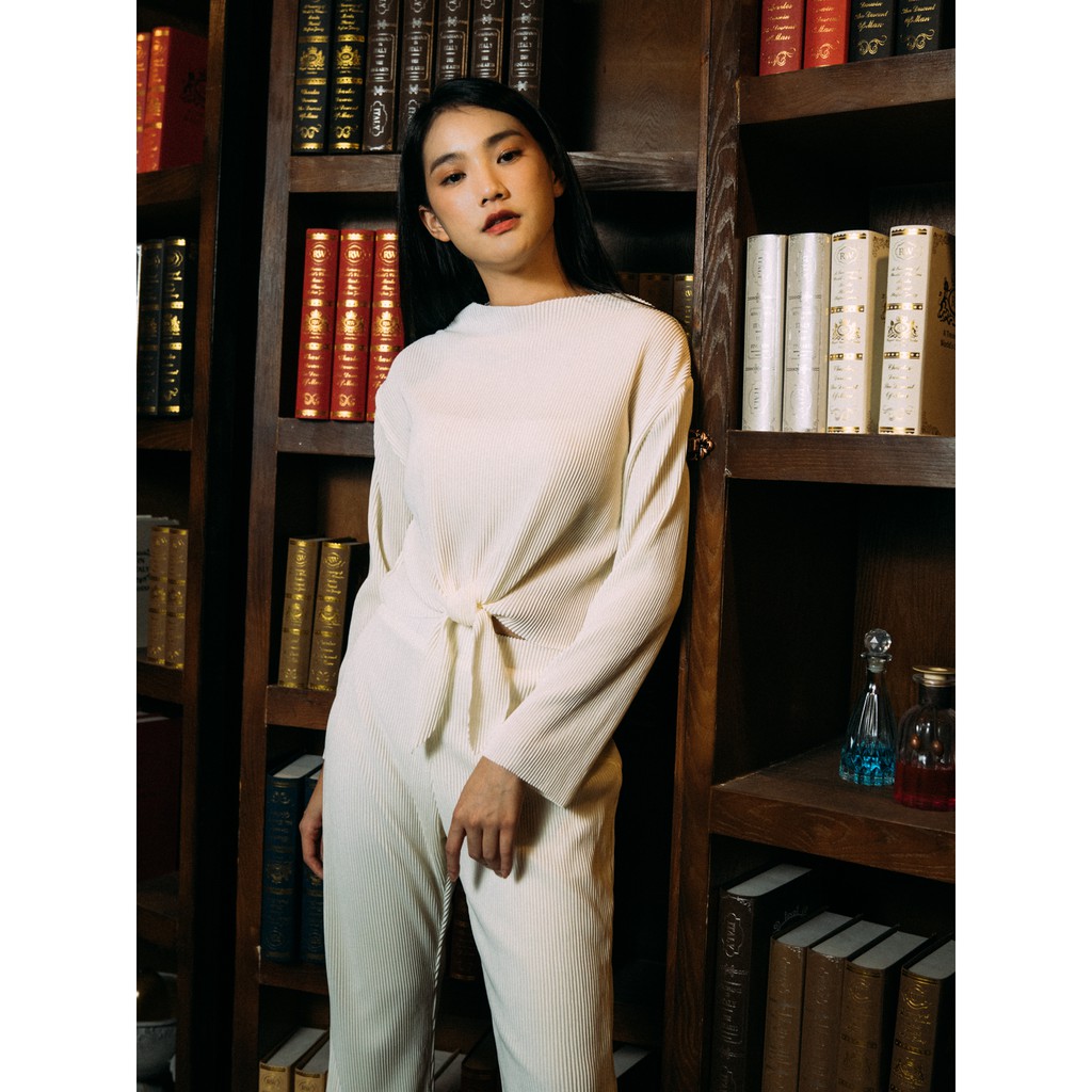 white-pleat-crop-top-with-knot-เสื้อครอปอัดพลีท-สีขาว