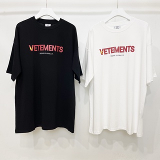 เสื้อยืด - VETEMENTS เสื้อยืดแขนสั้นพิมพ์ลายตัวอักษร VTM