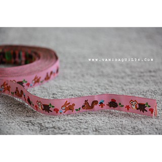 ริบบินผ้า ริบบินปัก ริบบินตกแต่ง DIY Ribbon สีชมพู ลายกระต่าย และกระรอก กว้าง 1.5 ซม. จำนวน 1 หลา (รหัส zjj0042)