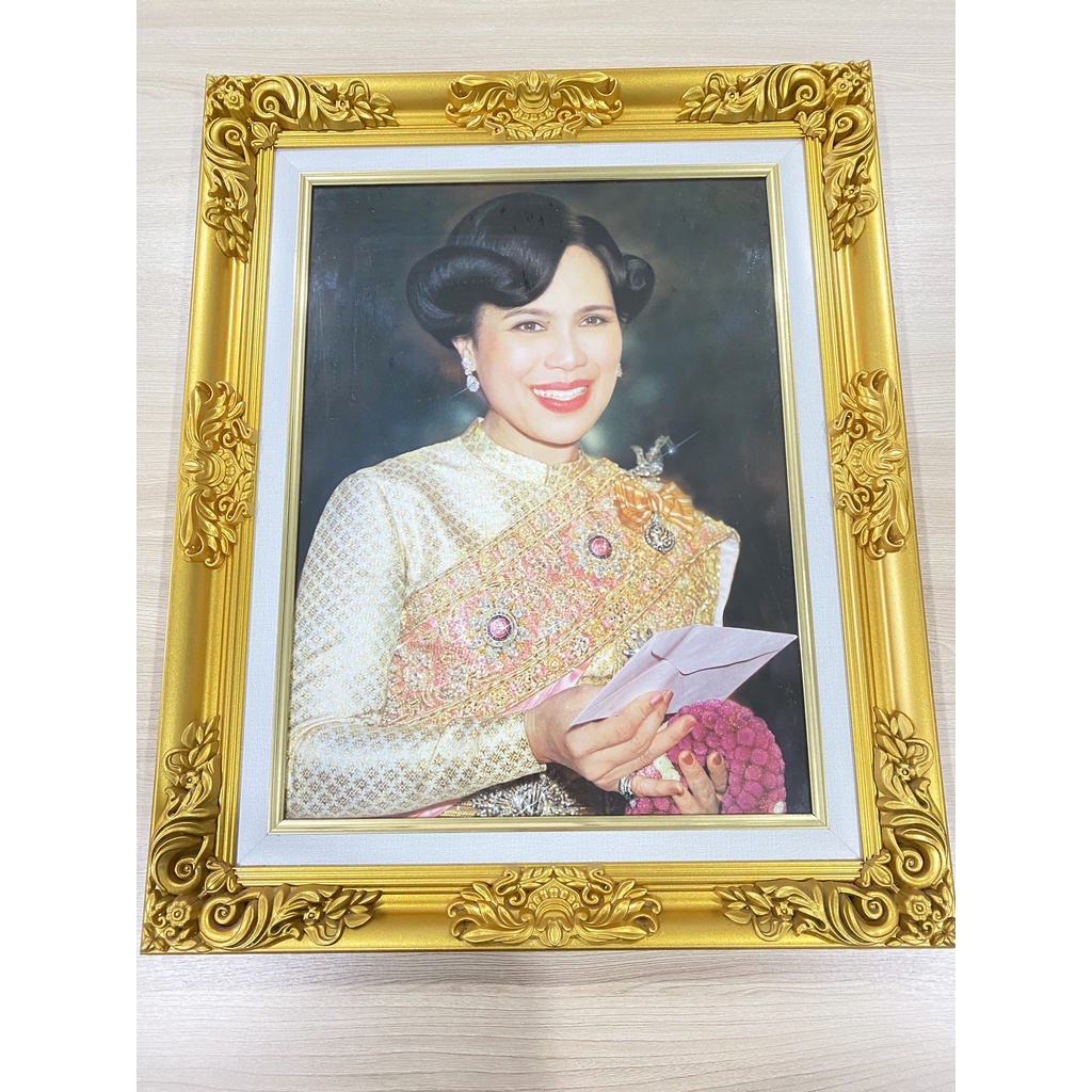 กรอบรูปราชินีขนาด-15x20-นิ้ว-สีทองสง่าสวยงาม-กรอบรูปมาพร้อมรูปภาพและกระจก-สามารถแขวนผนังได้-ผลิตในประเทศไทย-รับประกันจาก