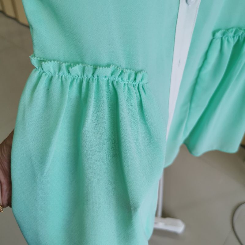 เสื้อแขนกุด-สีเขียวอ่อน-คอปก-เอวระบาย-ผ้าชีฟอง-น่ารักมากๆ-size-m