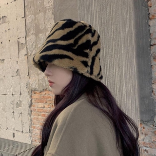 ภาพขนาดย่อของภาพหน้าปกสินค้าหมวกบักเก็ต ผ้ากํามะหยี่ ขนนิ่ม ลายเสือดาว ให้ความอบอุ่น สไตล์เกาหลี สําหรับผู้หญิง จากร้าน comeandbuy1.th บน Shopee ภาพที่ 8