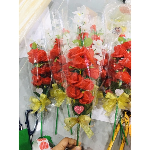 ช่อดอกกุหลาบ-สีแดง-วาเลนไทน์ราคาถูก-1ช่อได้ถึง10ดอกแซมดอกพิกุลสีขาว-ผูกโบว์สีทองสวยมาก