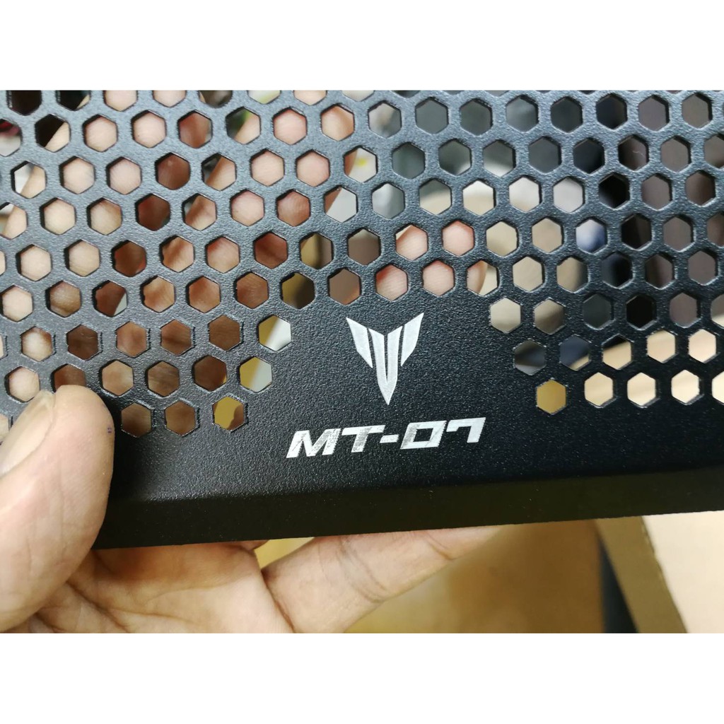 การ์ดหม้อน้ำ radiator MT07 แบบรังผึ้ง Stainless สีดำพร้อมโลโก้ รถโมเดล ...