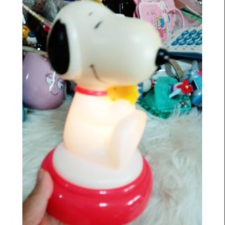 โคมไฟ​  แบบ​กด​ (ใส่ถ่าน)​ สนูปปี้​ snoopy​ มีสีเฟดออกเหลืองนิดหน่อย​ค่า