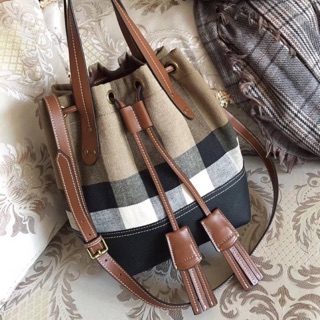 🎊🎊ใหม่มากพร้อมส่งค่ะ Burberry bucket bag