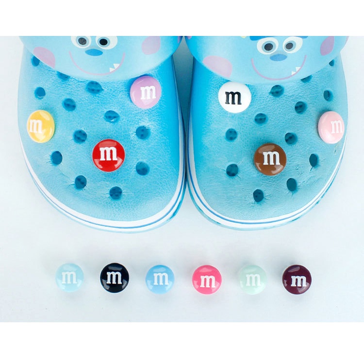 ภาพประกอบคำอธิบาย การ์ตูน M&M Beans Jibits Charm ช็อคโกแลต ถั่ว รองเท้า เสน่ห์ Croc Jibbits Pins Jibitz Crocks สําหรับผู้ชาย อุปกรณ์เสริมตกแต่งรองเท้า