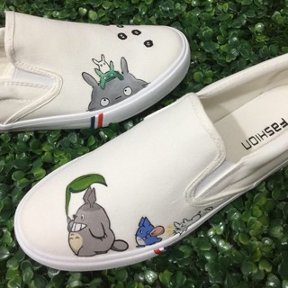 ภาพหน้าปกสินค้าNo.0143 รองเท้าเพ้นท์ Diy by mashop shoes Totoro ซึ่งคุณอาจชอบสินค้านี้