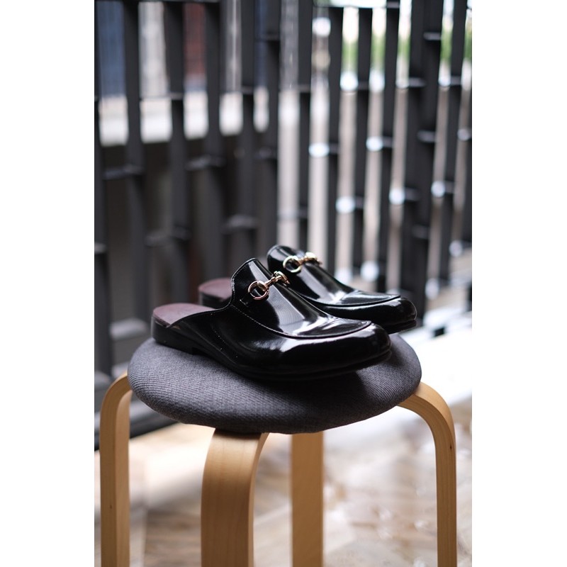 ภาพหน้าปกสินค้าHorsebit slippers (shiny black)