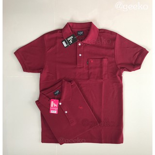 สินค้า polo shirt คอปกสีแดงเลือดหมู แขนสั้น สีพื้นแบบชาย เป็นทรงตรงมาตรฐาน มีกระเป๋าที่หน้าอก Men Polo Shirts