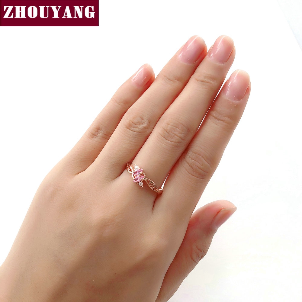 ภาพหน้าปกสินค้าZHOUYANG แหวนสำหรับผู้หญิงสไตล์หรูหรามี 3 สี CZ คริสตัลฮอลโลว์ออก Rose Gold Sliver สีหมั้นเครื่องประดับแฟชั่น R671 R777 จากร้าน zhouyang.th บน Shopee