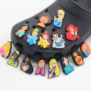 ภาพหน้าปกสินค้าใหม่ Jibbitz จี้การ์ตูนเจ้าหญิงน่ารัก PVC สําหรับตกแต่งรองเท้า crocs 1 ชิ้น ที่เกี่ยวข้อง