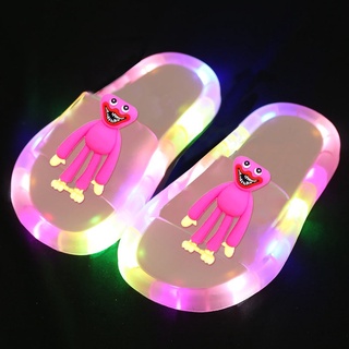 ภาพหน้าปกสินค้าPoppy Playtime Glow Footwear Huggy Wuggy รองเท้าแตะแฟชั่น แบบเรืองแสง สําหรับเด็ก ซึ่งคุณอาจชอบราคาและรีวิวของสินค้านี้