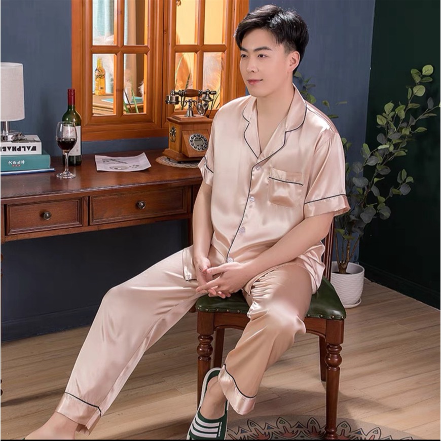 ภาพหน้าปกสินค้าชุดนอนแฟชั่นเกาหลีชุดนอนผ้าซาตินของผู้ชาย สีล้วนเเละพิมลาย รุ่น2813 จากร้าน sunnyshop521 บน Shopee