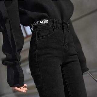 กางเกงยีนส์เอวสูงของผู้หญิงเป็นกางเกงขายาวรัดรูปสีดำแบบบาง