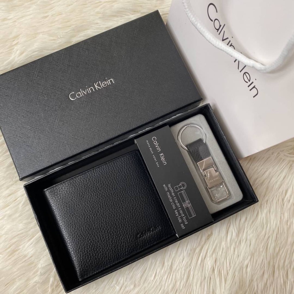 พร้อมส่ง-value-pack-calvin-klein-men-wallet-with-leather-key-chain-กระเป๋าสตางค์สั้นพับ2ตอน-พวงกุญแจเข้าชุด