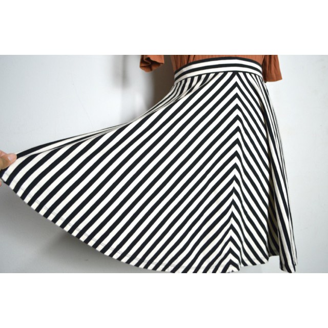 กระโปรง-uniqlo-ผ้าคอนตอน-ลายทาง-สีขาวดำ-size-s