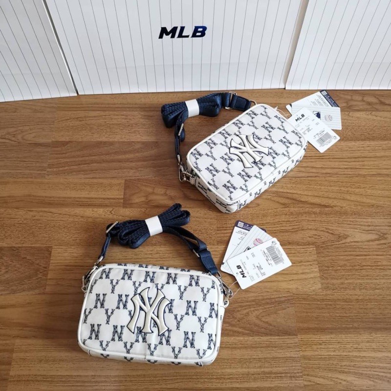 mlb-monogram-crayon-mini-cross-bag-กระเป๋าสะพายข้างสีขาวน้ำเงิน-size-h11-5-l18-w4-cm