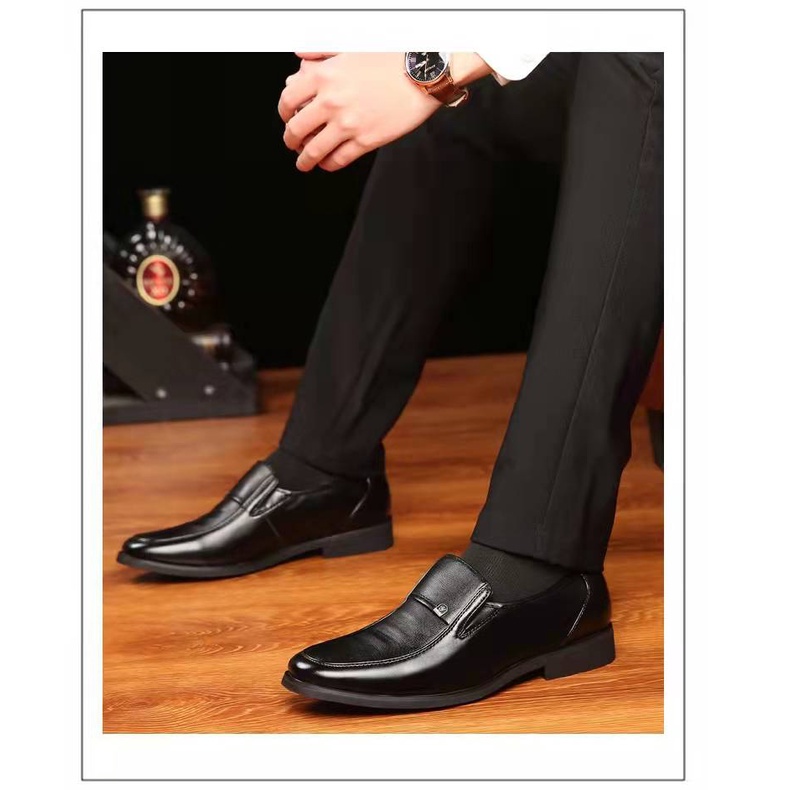 ภาพหน้าปกสินค้ายอดฮิต พร้อมส่ง มาใหม่ ZB055 รองเท้าหนังผู้ชายรองเท้าหนังชาย รองเท้าทำงานชาย2023