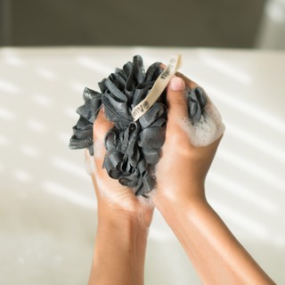 ภาพขนาดย่อของภาพหน้าปกสินค้าAuriza Black Charcoal Bath Lilly ใยขัดผิวสำหรับอาบน้ำ จากร้าน aurizashop บน Shopee ภาพที่ 2