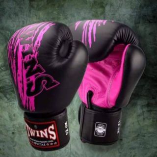 สินค้า นวมชกมวย Twins Boxing Gloves ลาย TW-3 สีดำ/ชมพู