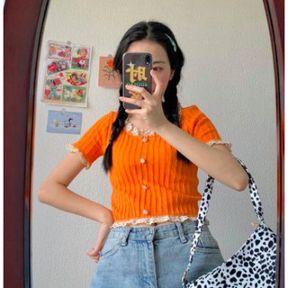 *พร้อมส่ง*เสื้อครอปแขนสั้นคอบลูกไม้กระดุมตกแต่งข้างหน้าNO.9230
