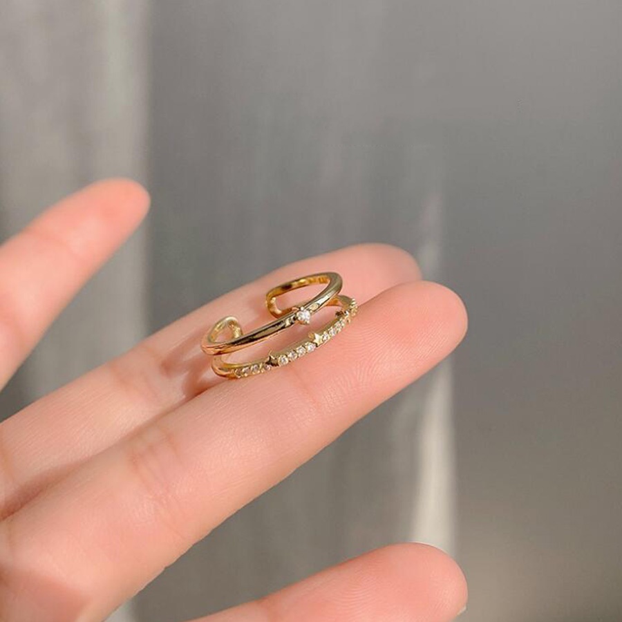 ภาพหน้าปกสินค้าแหวนแต่งงาน เหล็กไทเทเนียม ประดับเพชรคริสตัล ทรงเรขาคณิต สีทอง ปรับขนาดได้ แฟชั่นสําหรับผู้หญิง