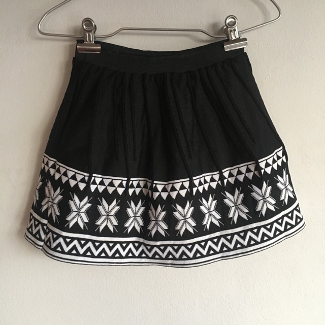 กระโปรงลายปัก-ทรงสวยใส่ทำงานได้