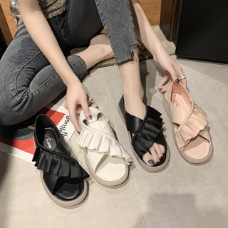 ภาพหน้าปกสินค้ารองเท้าแฟชั่น รองเท้าผู้หญิงสไตล์เกาหลี ยางนิ่มใส่สบาย เบอร์36-40 3สี SH010 ซึ่งคุณอาจชอบราคาและรีวิวของสินค้านี้