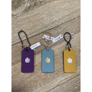 ภาพขนาดย่อของสินค้าพร้อมส่ง แท้  % New Coach LEATHER HANGTAG BAG CHARM WITH APPLE 55703G  มี 3 สี